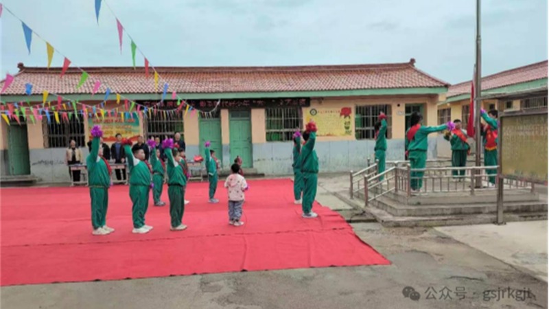真情暖童心 幫扶伴成長(zhǎng)——甘肅金控集團(tuán)駐村幫扶工作隊(duì)赴松樹(shù)村小學(xué)開(kāi)展“六一”慰問(wèn)活動(dòng)